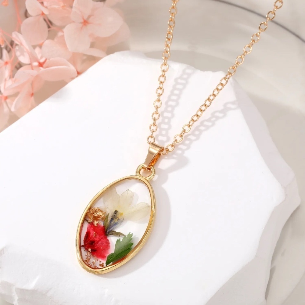 *THOMASINA* Gold x Dried Flower Resin Art Fashion Necklace